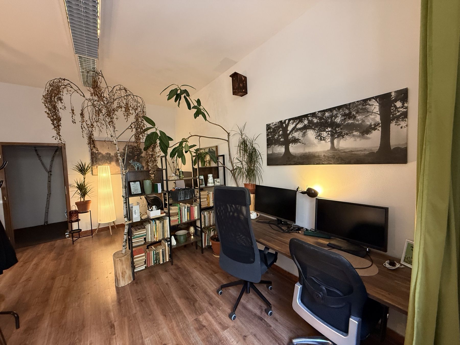 Dvě pracovní místa s monitory