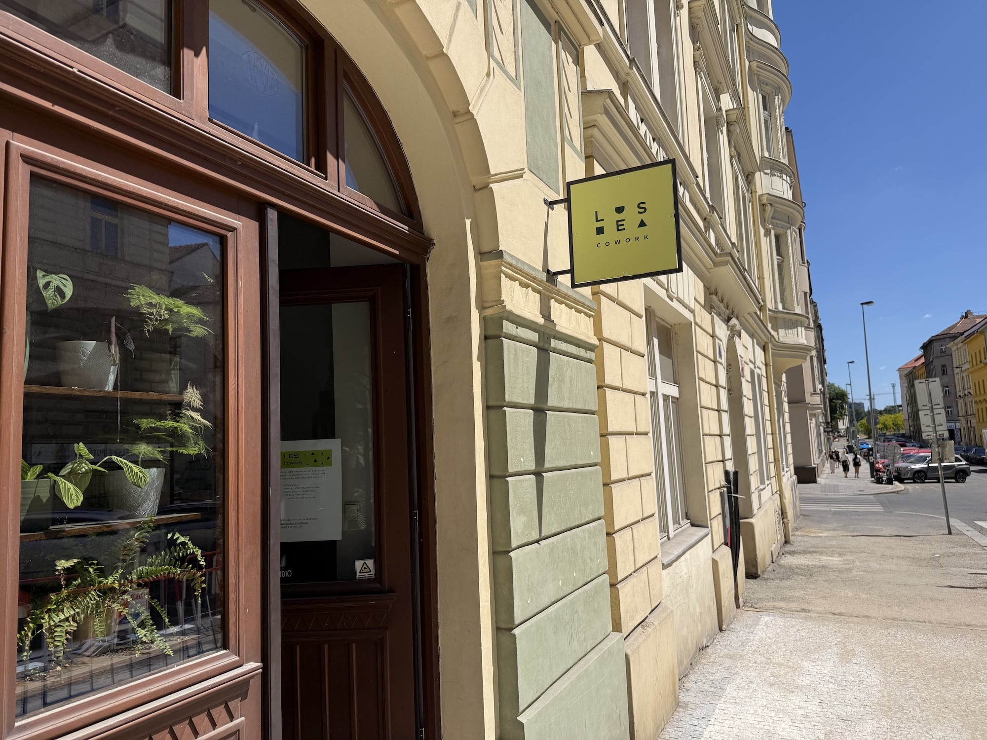 LES cowork z ulice – Čestmírova 7
